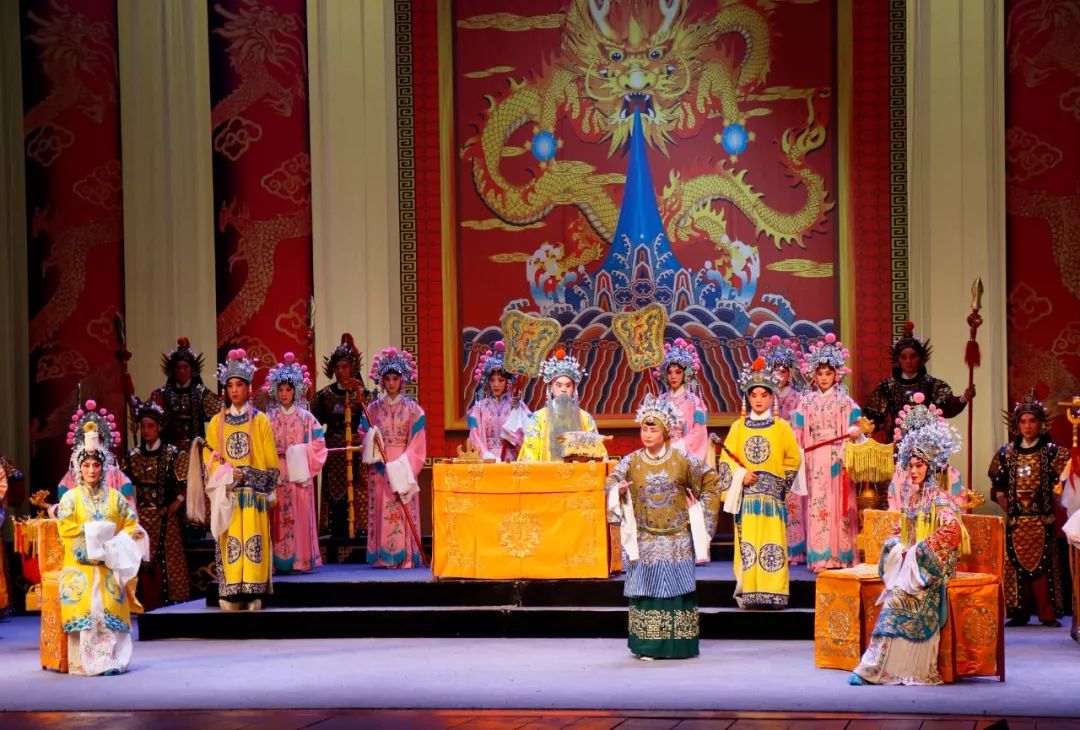 三哭殿杨新芳(国家三级演员)饰演薛依哥(少年)李宝纪(国家一级演员)