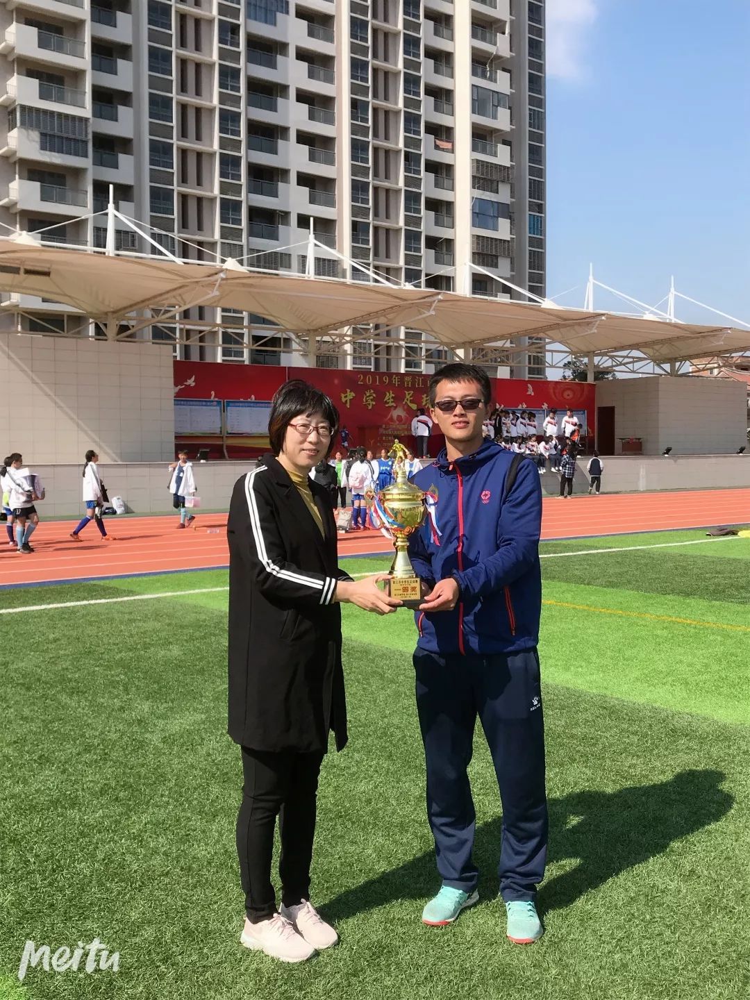 实验中学女子足球队荣获2019年晋江市中学生足球赛第一名!