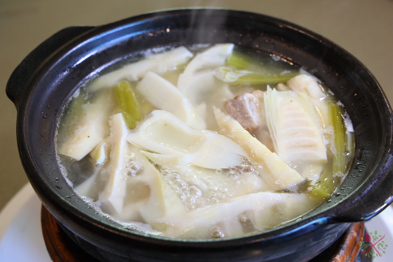 苦笋煲很有特色,第一口微苦,第二口回甘,越吃鲜味越浓.