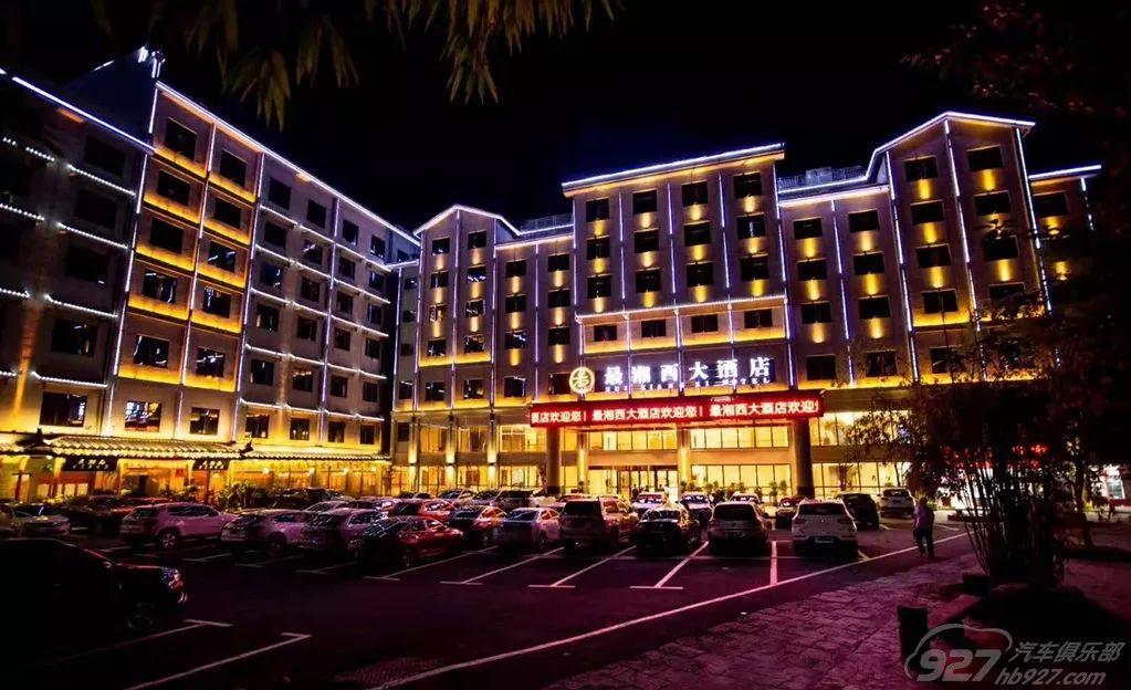 最湘西大酒店坐落于凤凰古城景区中心位置虹桥附近,地理位置得天独厚.