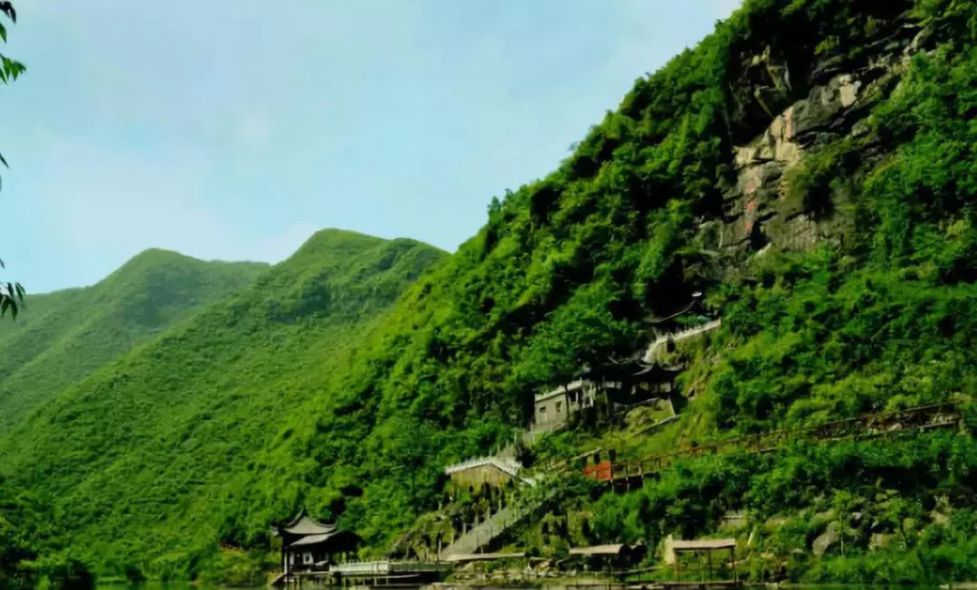 来镇坪飞渡峡,一览瀑布和草原的壮美景色_景区