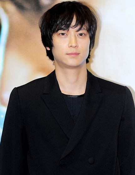 39岁姜栋元男人味爆棚 曾与宋慧乔盛传绯闻 和孔刘家中竟是世交