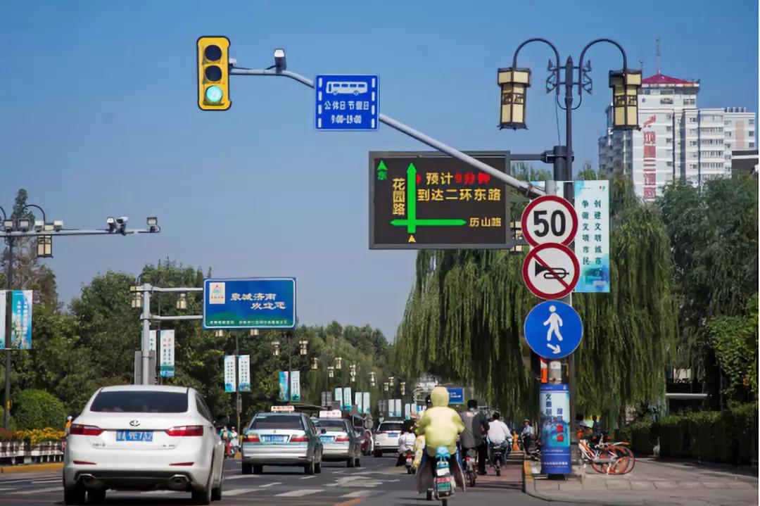 新版红绿灯正式启用,2天扣了24分,这两个驾照都不够啊!