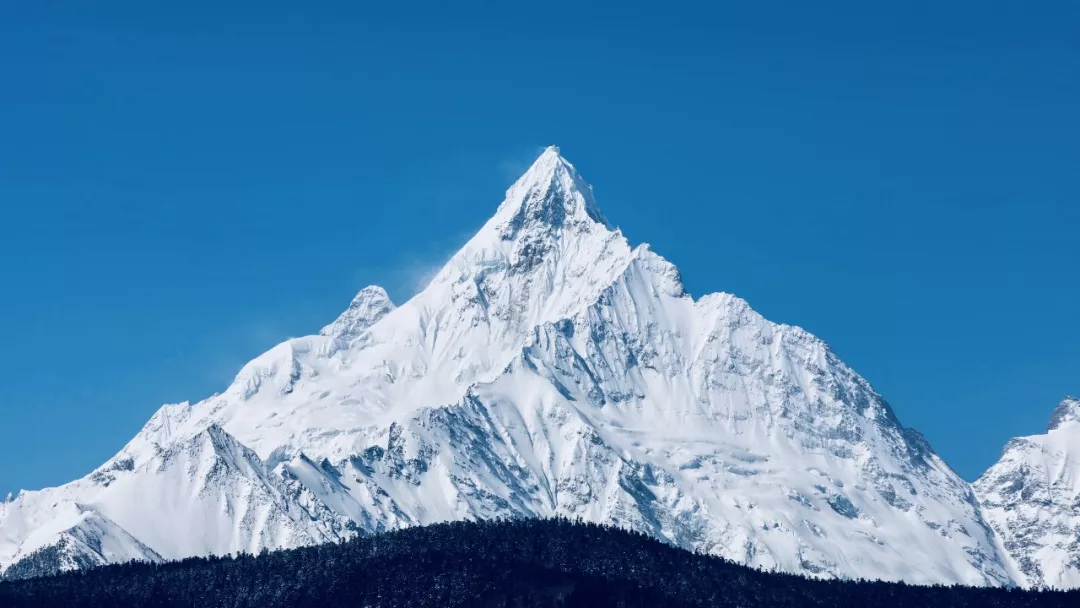 这里是雪山脚下,群山环绕,与外隔绝,被徒步爱好者视为人间圣地_雪峰