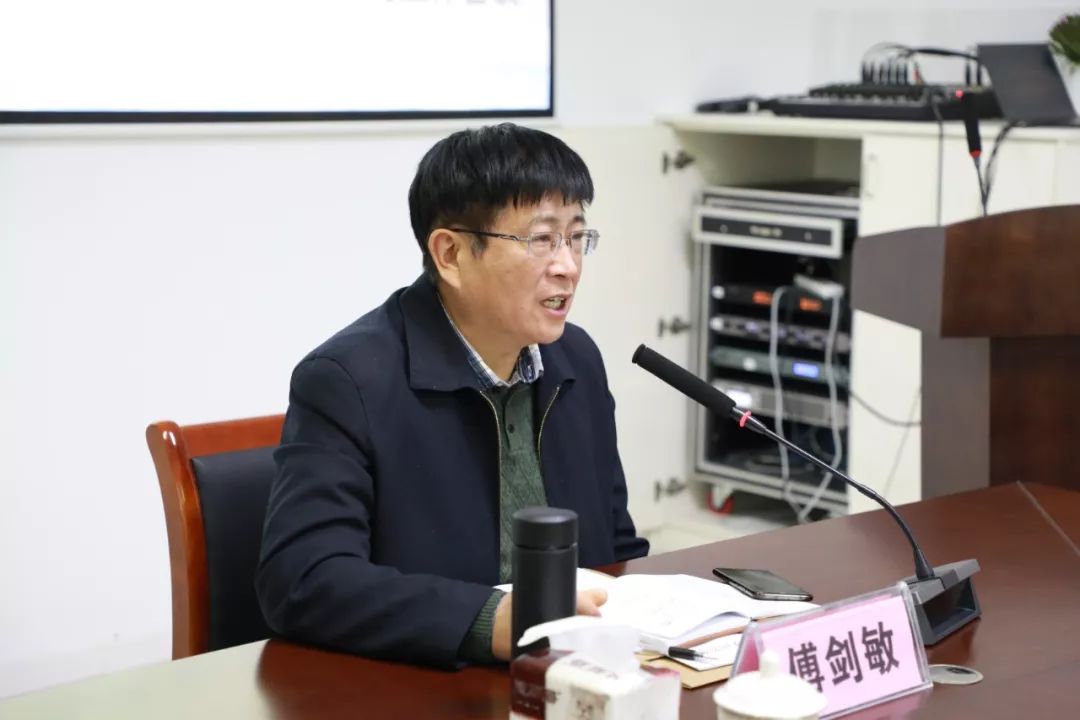 会上,县教育局局长傅剑敏作了重要讲话,他肯定了各个学校所取得的成绩