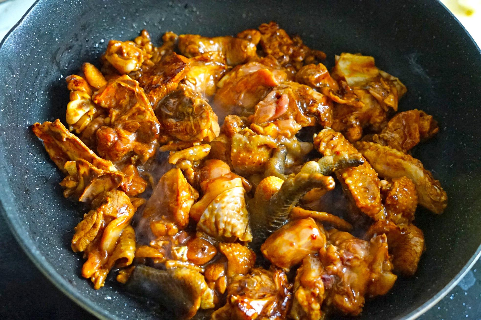 三黄鸡本身就较容易熟,再加上已经过腌制,所以无需炖时间太长.