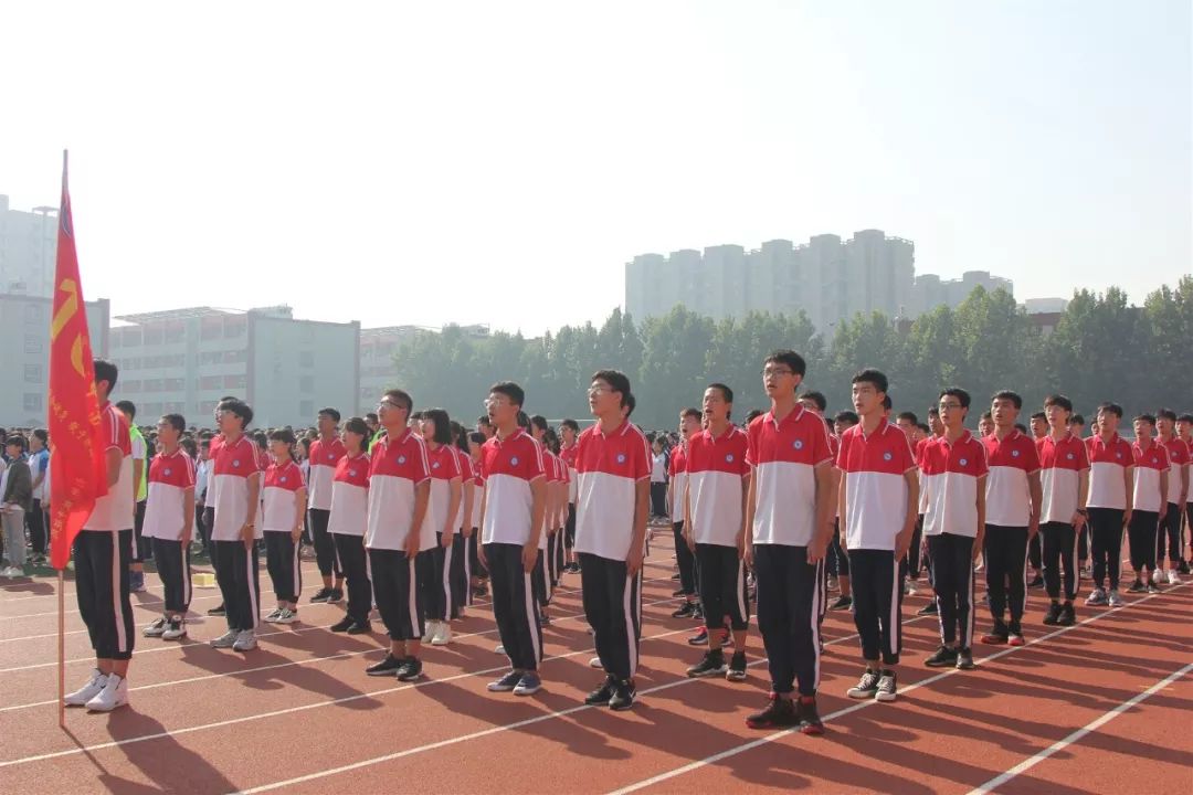 定兴三中来了这么多人,干木么尼?