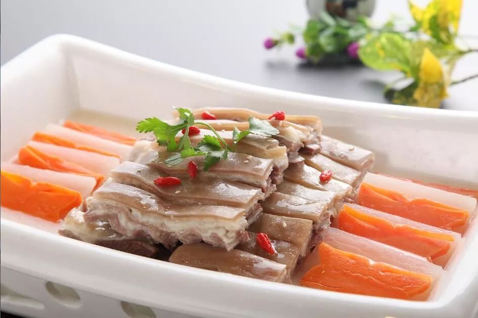 干煸东山羊是品尝美食必点菜品之一其肉质滑嫩,皮薄骨酥,肥而不腻文昌