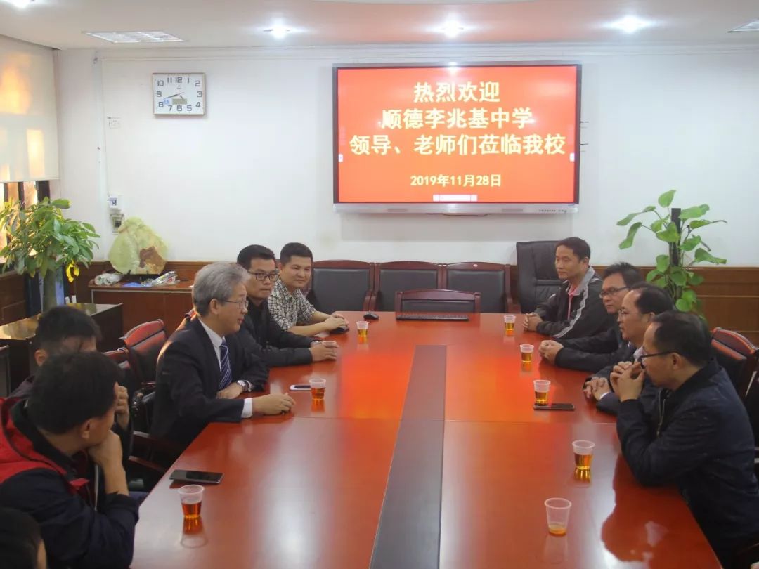 上午第三节,李兆基中学数学科组老师先听了我校高三20班林康劲老师上