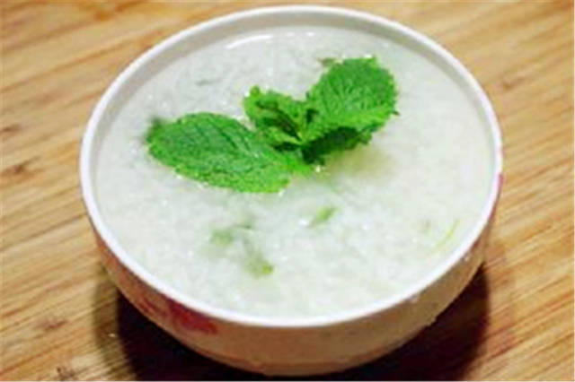 但是薄荷,金银花都是偏寒的食物,所以只建议夏天吃薄荷粥哦,而宫寒的