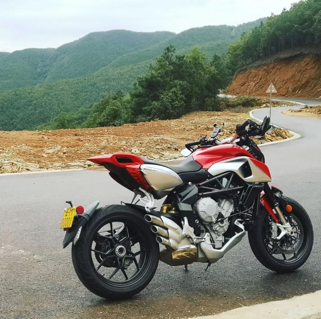 转让云南保山2016年上牌大贸mv奥古斯塔rivale800