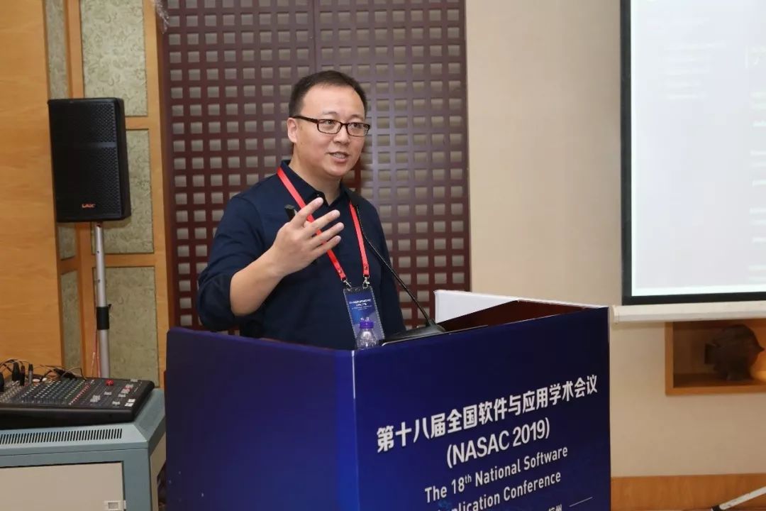 北京大学李戈副教授作了题为"从一个想法到一个产品—aixcoder诞生