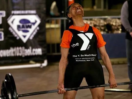 墨菲几乎每天都在当地的基督教青年会健身房锻炼,可以举起225磅的重量