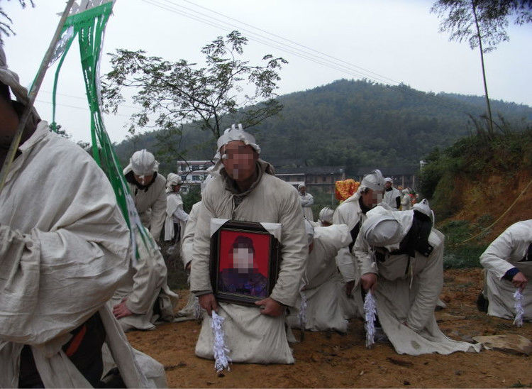 孝子磕头所谓孝子头满街流就是磕头谢孝的传统情景