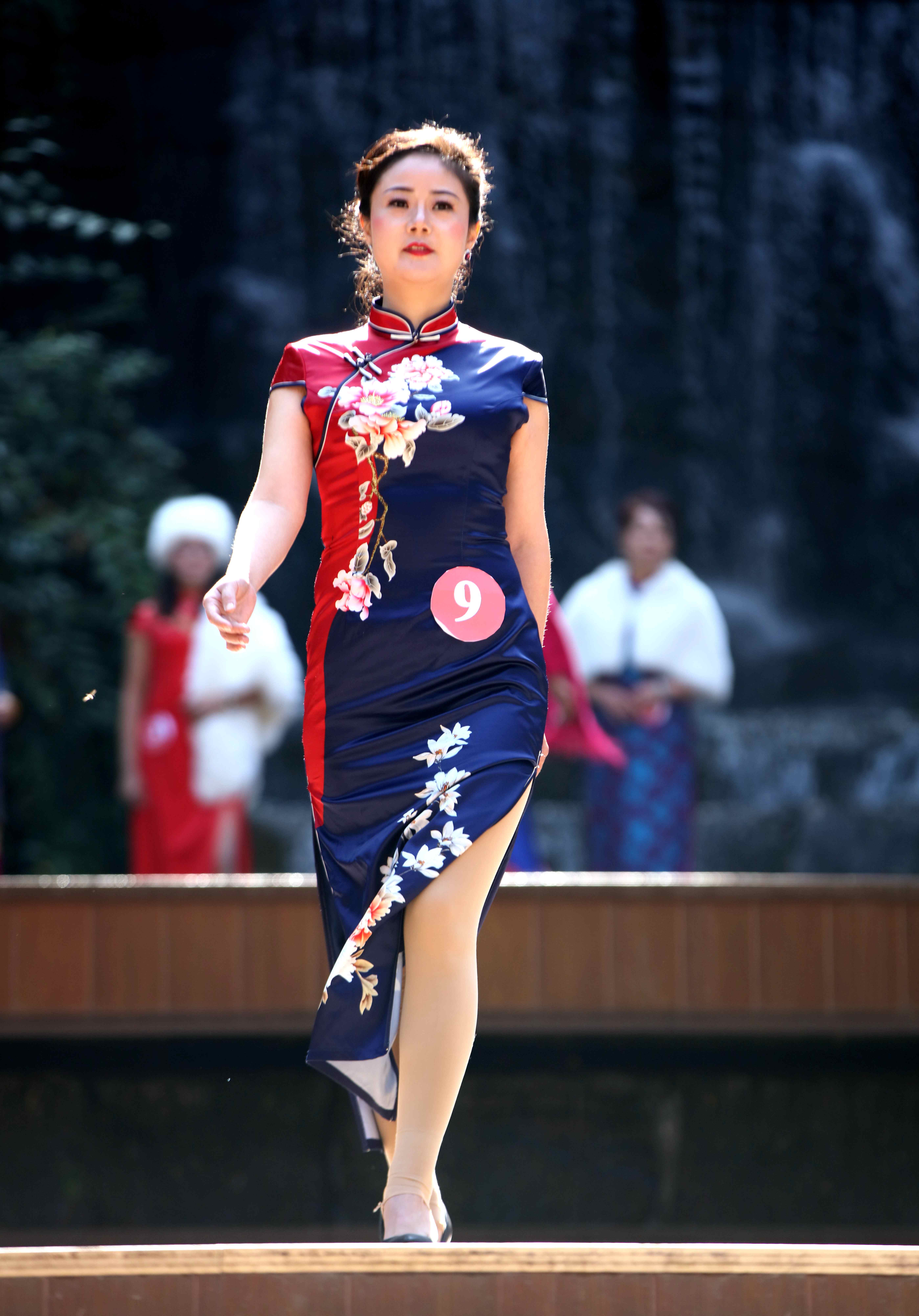 张家界宝峰湖景区山水之间华服秀