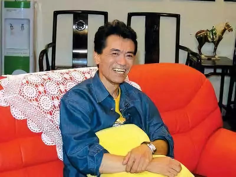 扮演二嫂的虎艳芬,跟《外来》剧里的大哥扮演者苏志丹,相识相恋,成为