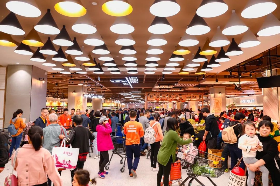 2万!一个不被看好的商圈,金铂天地为何开业即火?