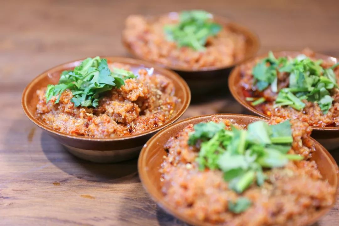 同时,喂道老菜馆的粉蒸羊肉则是用扣碗盛放,精瘦肉,淡淡的麻辣味.