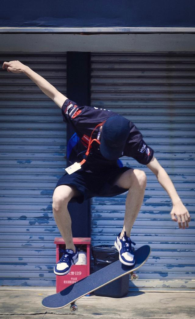 王一博大褂长衫矜贵帅气自封王鸭脖解锁相声首秀,百变鬼才啥都会_滑板