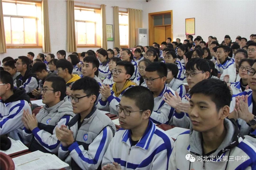 定兴三中来了这么多人,干木么尼?