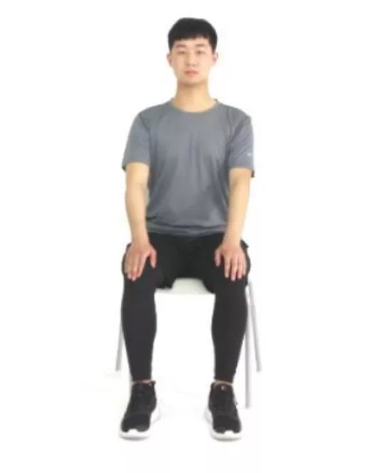教您如何预防外八字_坐姿