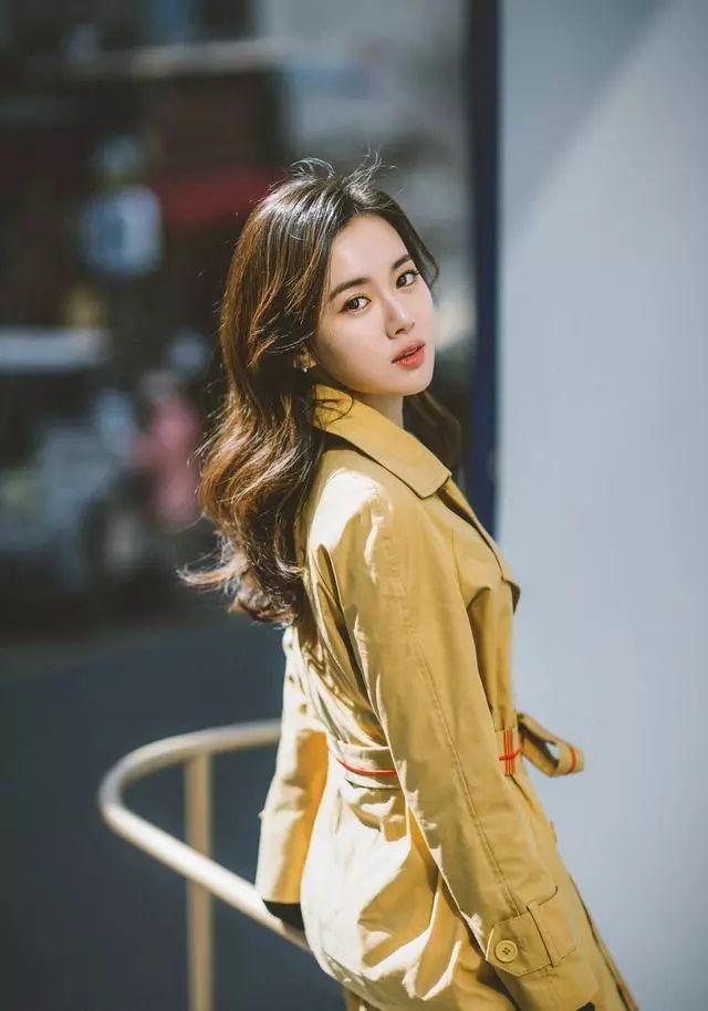 氧气女孩江铠同身穿露脐装尽显平坦小腹笑容甜美宛如少女