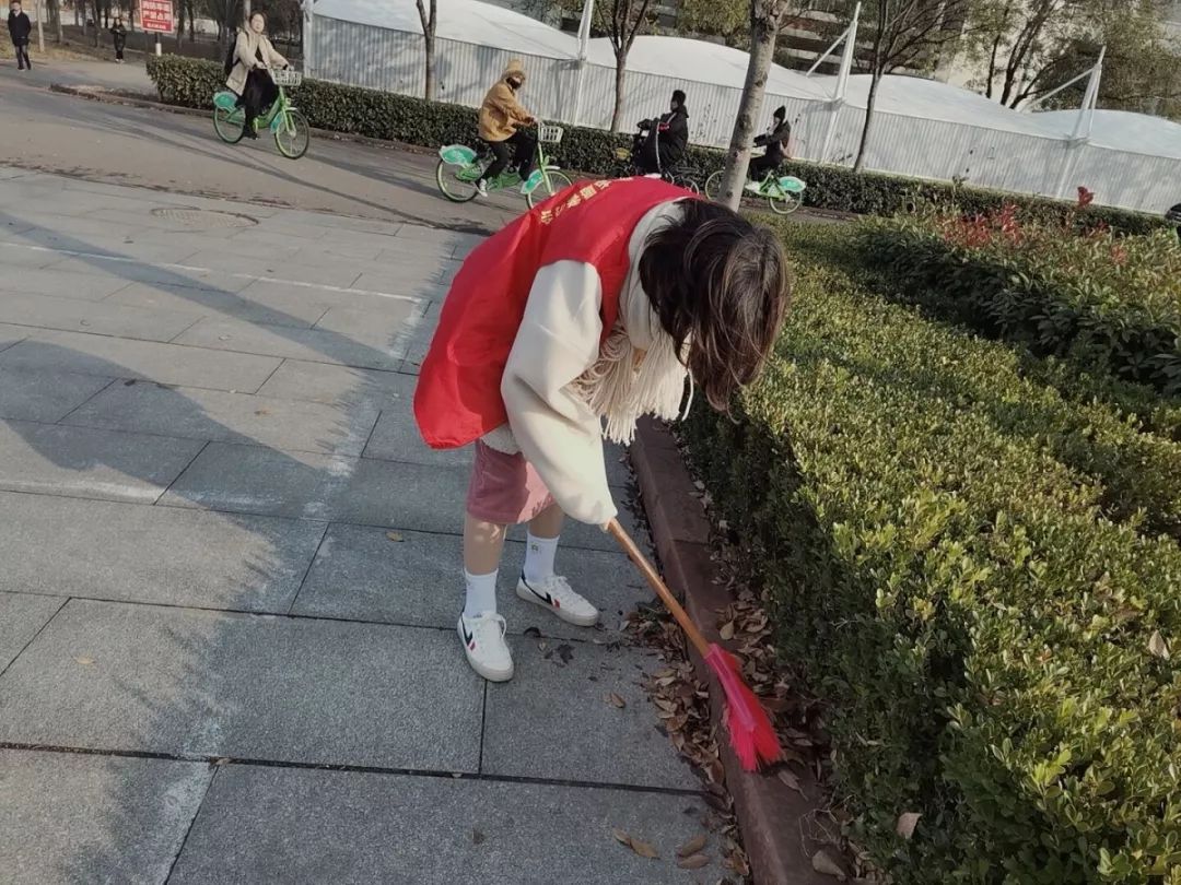 秋风瑟瑟,落叶飘洒——志愿者为校园清扫落叶