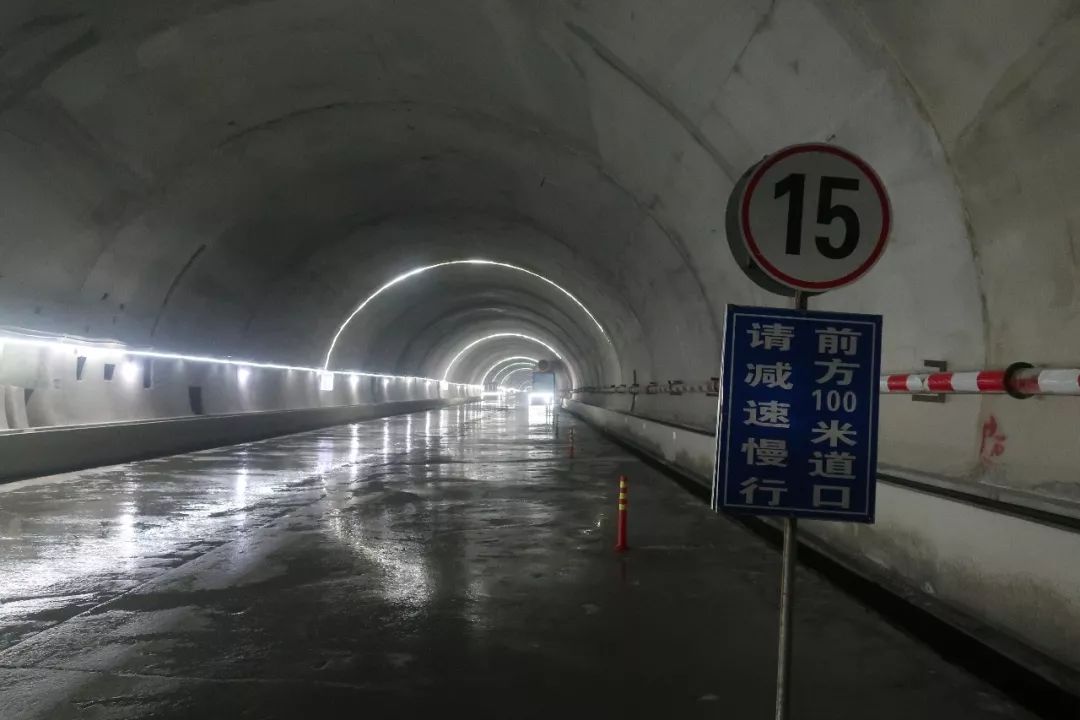 韶新高速松山隧道图片