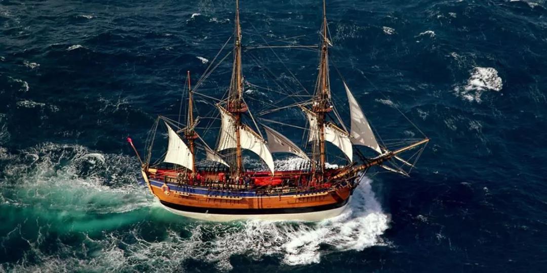 家长们还可以和孩子一起参观驱逐舰,巡逻艇,或爬上18世纪的高桅帆船