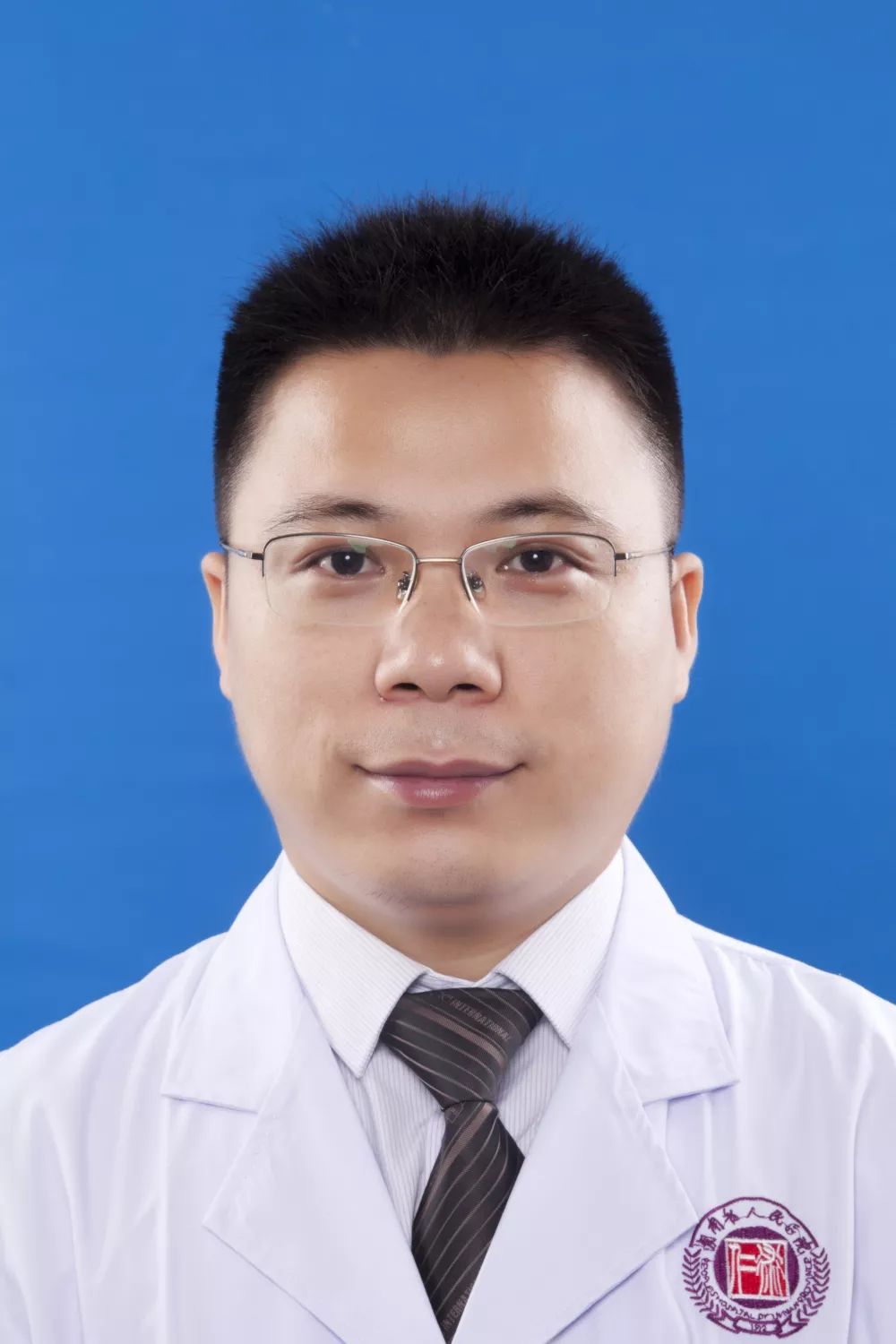 年轻小伙洗澡摔倒撞碎玻璃门右腋窝大动脉被割断险丧命