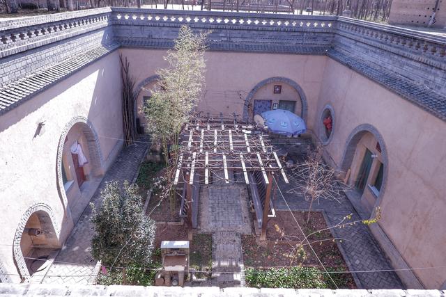 陕西隐逸村落藏在地下4000多千年,挖坑把房子建在地下,冬暖夏凉