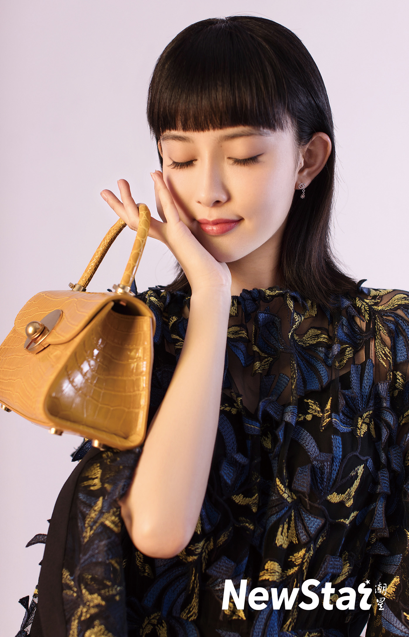 孟子义最新杂志大片曝光  复古齐刘海全新尝试吸睛十足