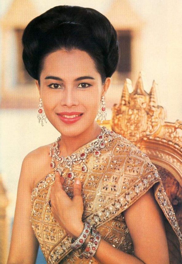 揭秘!她是泰国最美王后,出轨保镖绿了国王晚节不保