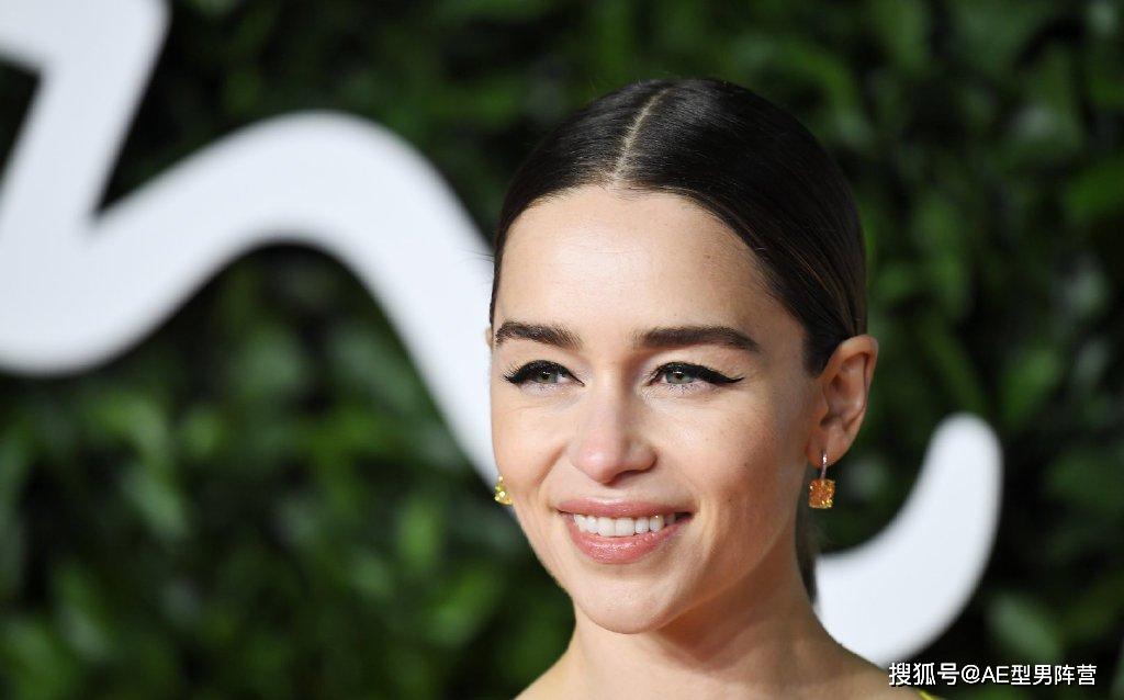 而《权力的游戏》中"龙妈丹妮莉丝"的演员艾米莉亚·克拉克,也身穿