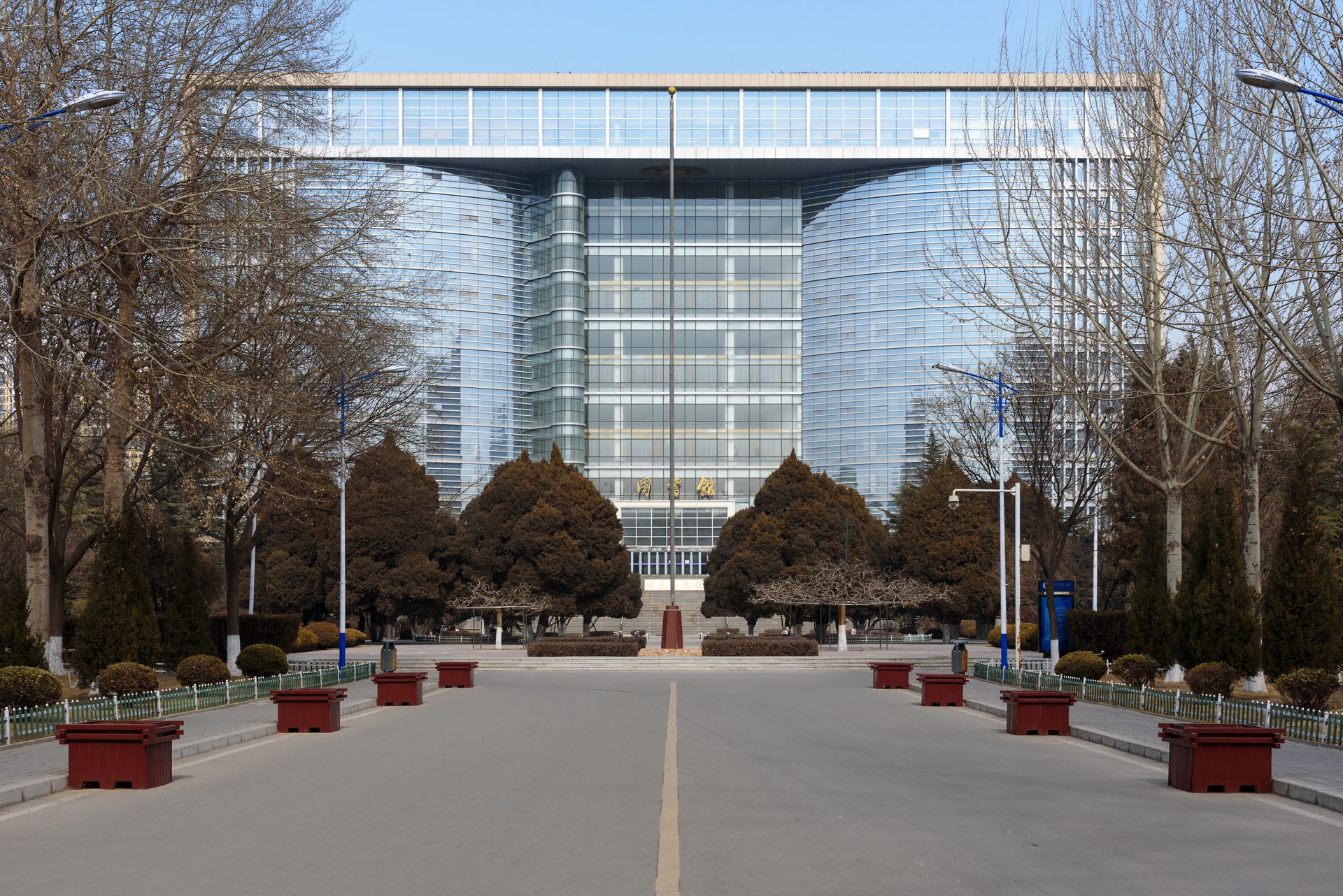 然而由于学校地理位置相对偏僻,兰州交通大学收分并不是很高,对于这些