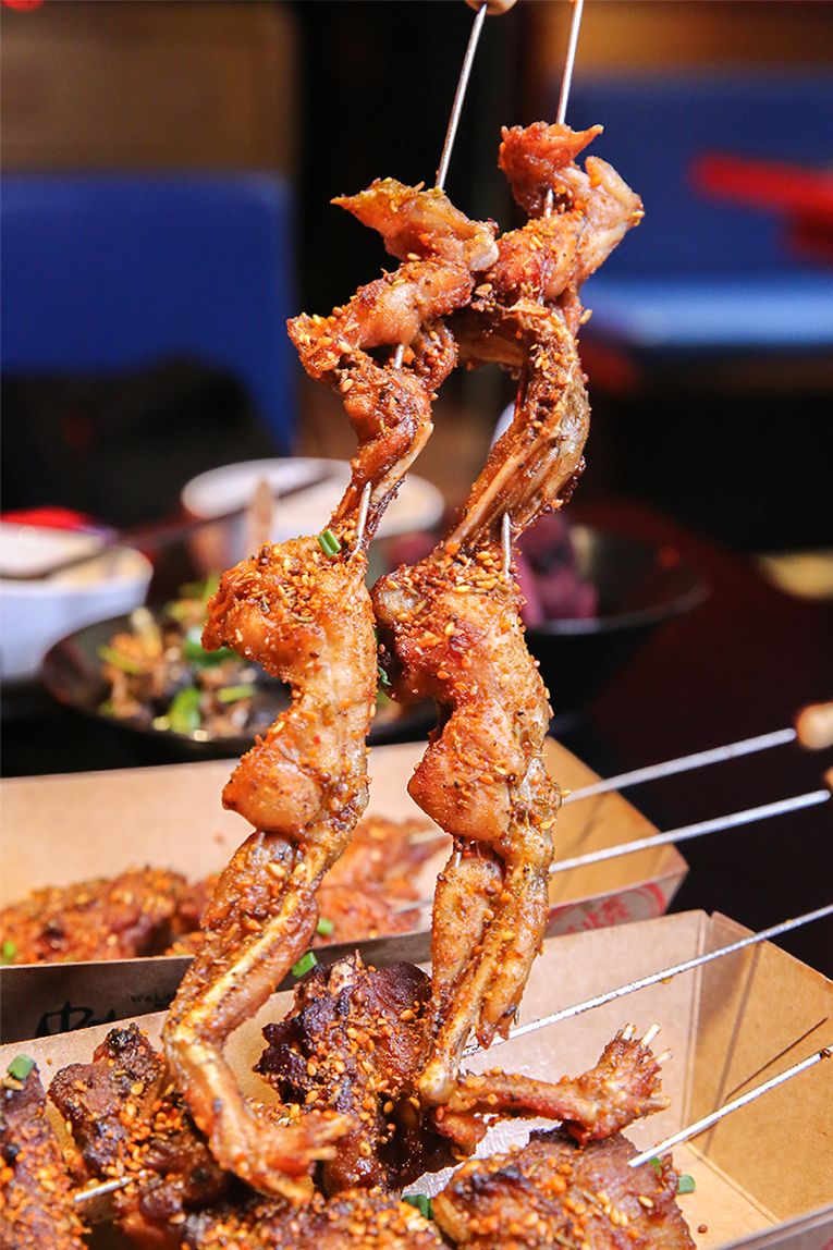 这里不愧是吃蛙专门店,除了干锅泡锅,连炭烤牛蛙都有!