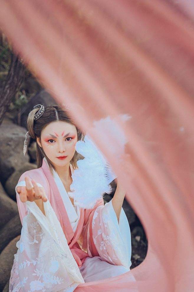 在《湘君》这首诗里,女主人公虽然是神,但却和人间女子的情感没有丝毫
