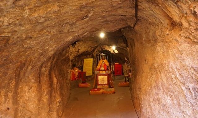 山西的千佛洞,背靠五台山,建在崖壁旁,鬼斧神工,体验"重生"