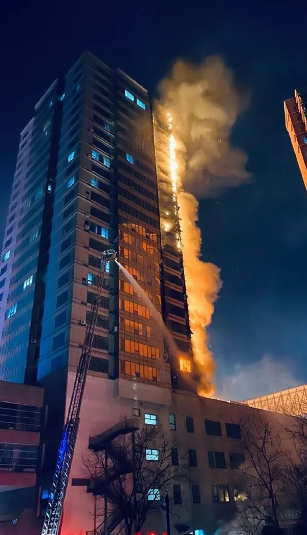 沈阳一商住楼外墙保温材料失火"烧得通红",已扑灭无伤亡