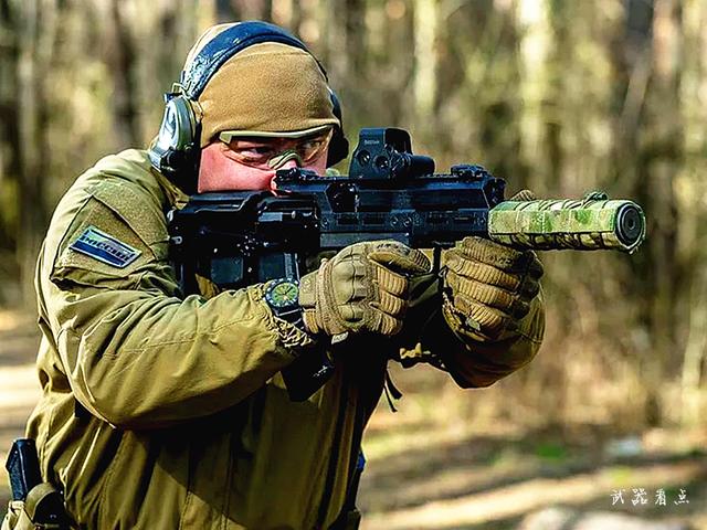 近日,俄罗斯"拉扎列夫战术"展示了,一款改进型ak-105无托步枪,ak-105