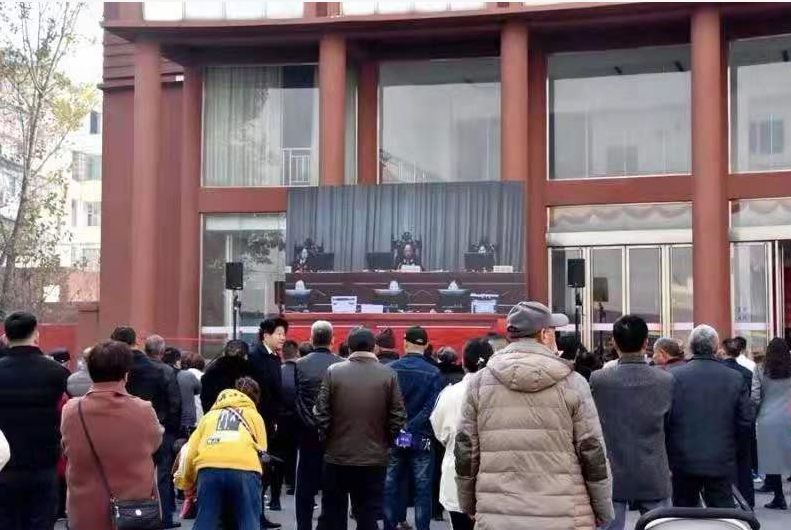 10宗罪安徽一干部受审庭外直播近万人现场围观