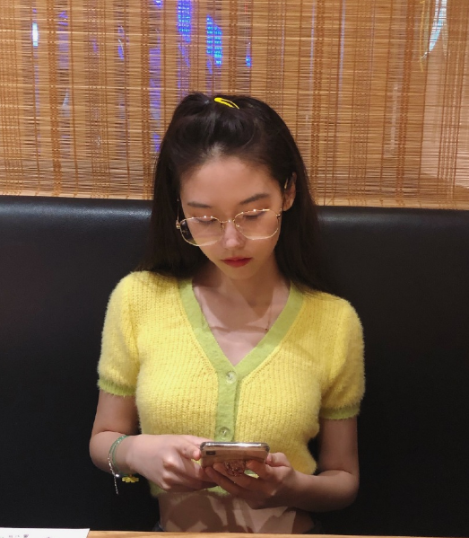曾经的"剪刀手女孩",变身宅男女神,如今竟成第三者!