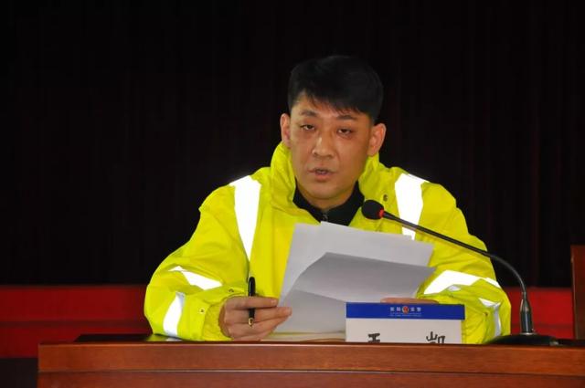 接着,交警支队班子成员王凯宣读"五规范,五起来",文峰交警大队长