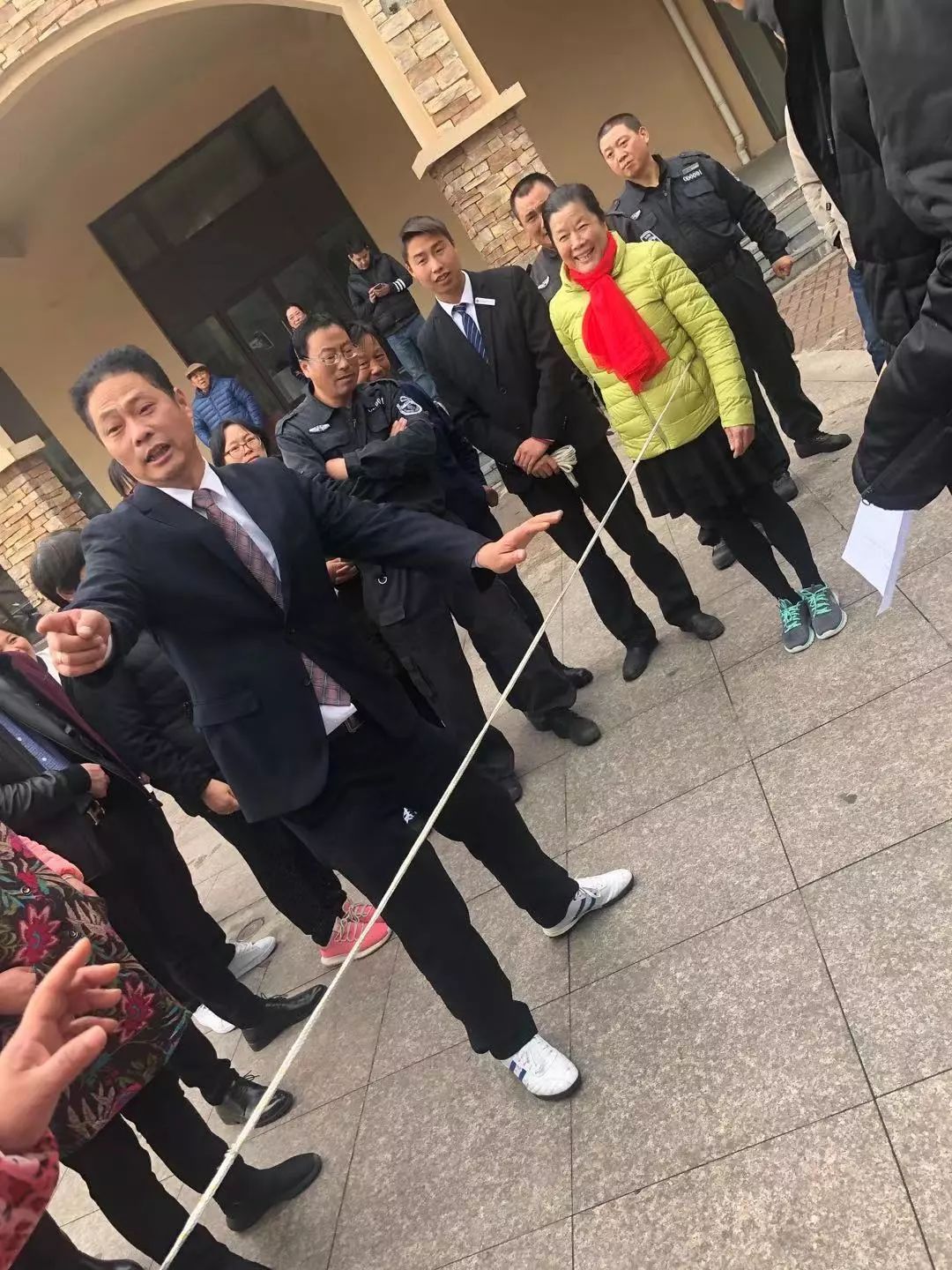 比赛后分别由一街区商户联合自治会会长王伟欧鼎物业经理陈军军长兴