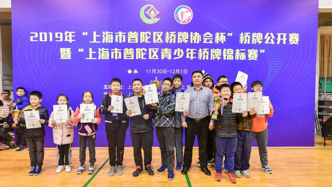 最终,u10组经过6轮激烈角逐,曹杨实验小学队问鼎公开赛和锦标赛双料