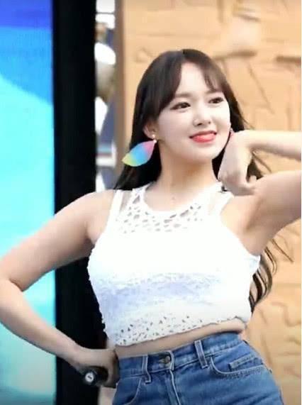 其实程潇看起来是有一点微胖的,但是整个人却非常的性感丰满,虽然说