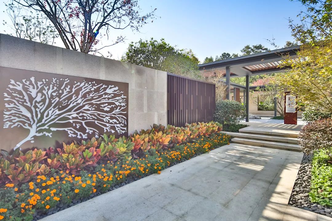 充满生活气息的建筑,一定离不开植物的点缀,景墙也是如此.