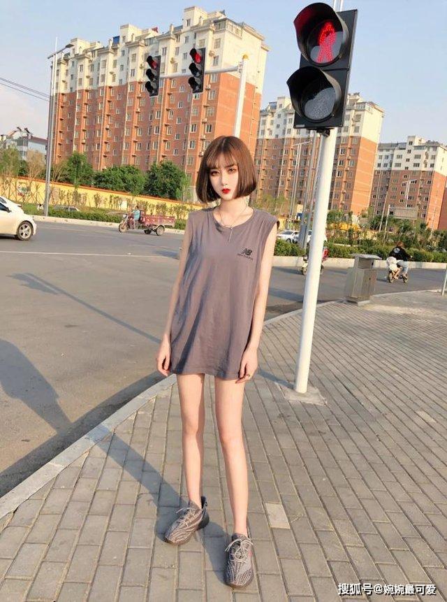 街拍很精致的短发美女一件大码上衣搭配短裤性感潮流迷人