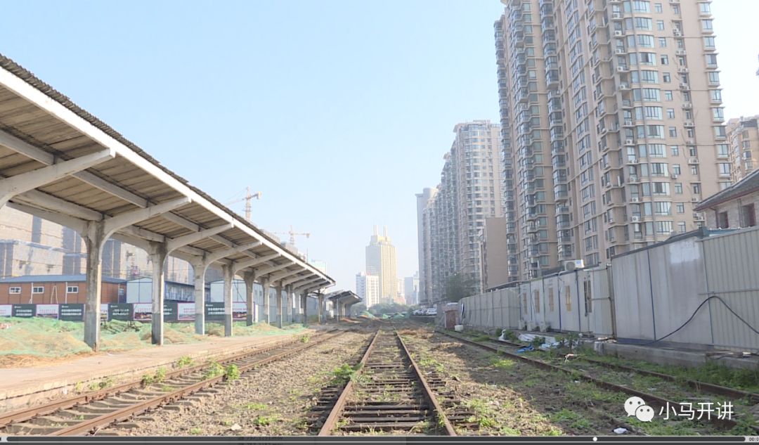 记者 董巧:长长的站台,长长的等待;长长的列车,长长的旅途.