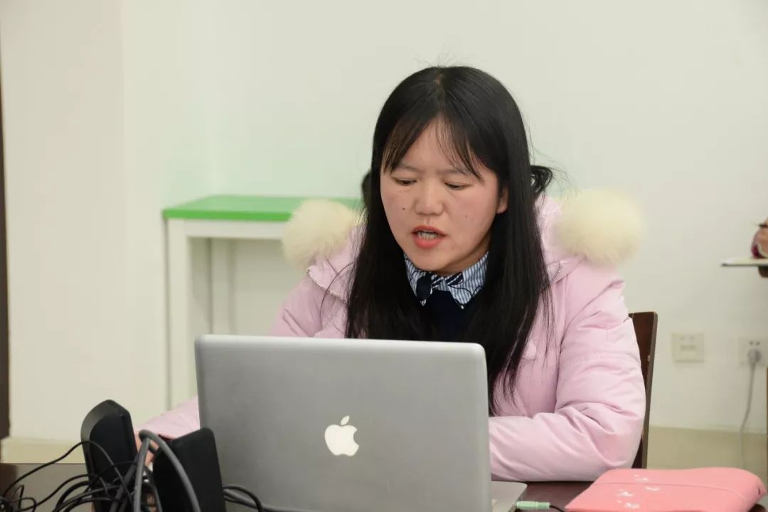 跟岗见习十六位领导老师和翠中的班主任们齐聚在"智仁名班主任工作室"